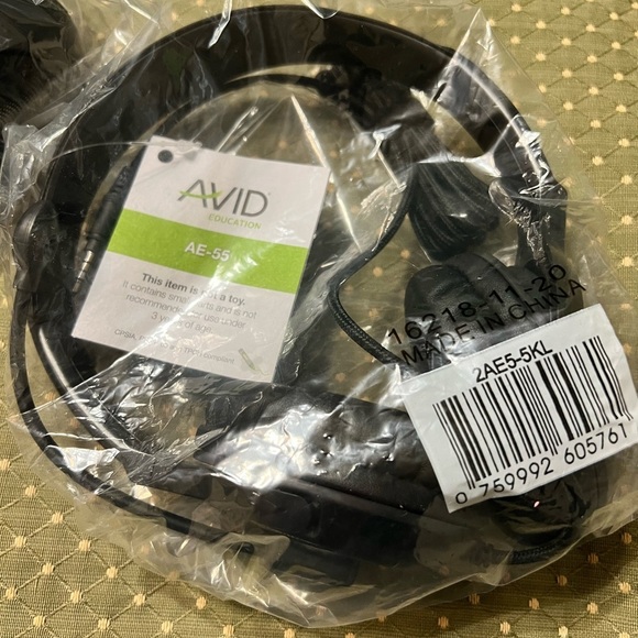 AVID EDUCATION AE-55
HEADPHONES with Microphone - BOX OF 16 BRAND NEW SEALED - Picture 1 of 7